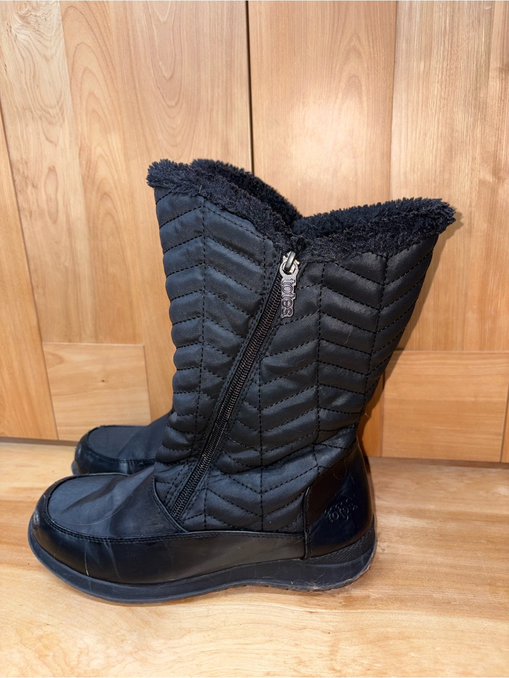 totes Black Quilted Winter Zip Boots with Faux Fur Collar